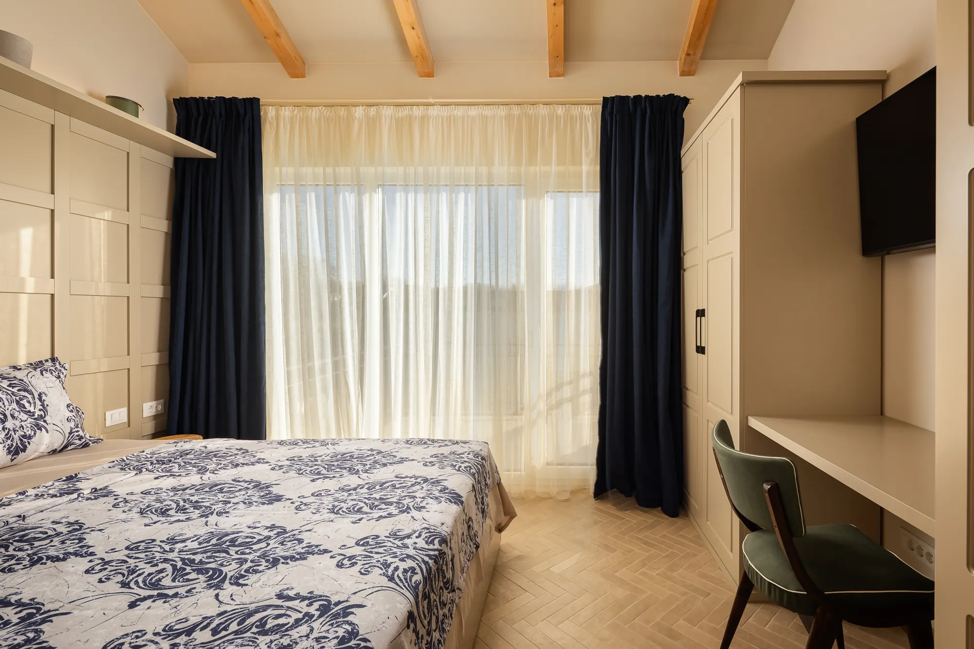 Grey room bed wide
