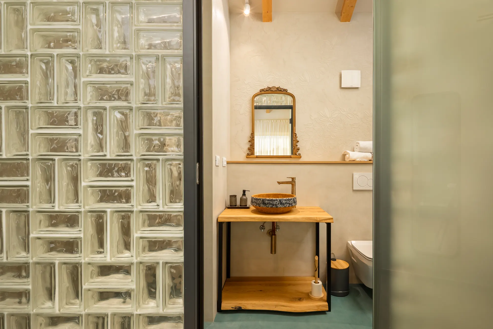 Master en-suite basin